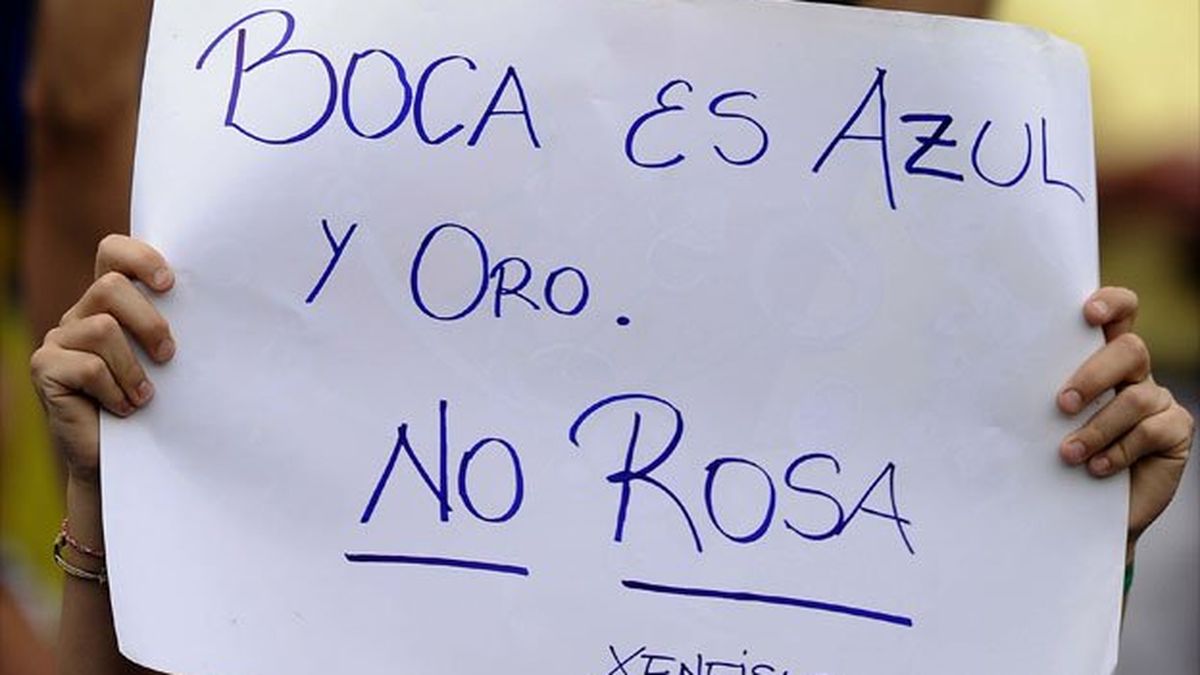 Hubo carteles en contra de la camiseta rosa en La Bombonera