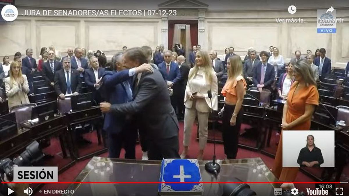 El abrazo: el senador saliente y el senador entrante o el gobernador entrante y el gobernado saliente: Alfredo Cornejo y Rodolfo Suarez. El abrazo: el senador saliente y el senador entrante o el gobernador entrante y el gobernado saliente: Alfredo Cornejo y Rodolfo Suarez.