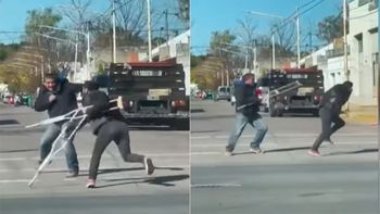 Mendigaba en muletas, discutió, se peleó con un conductor y terminó corriendo