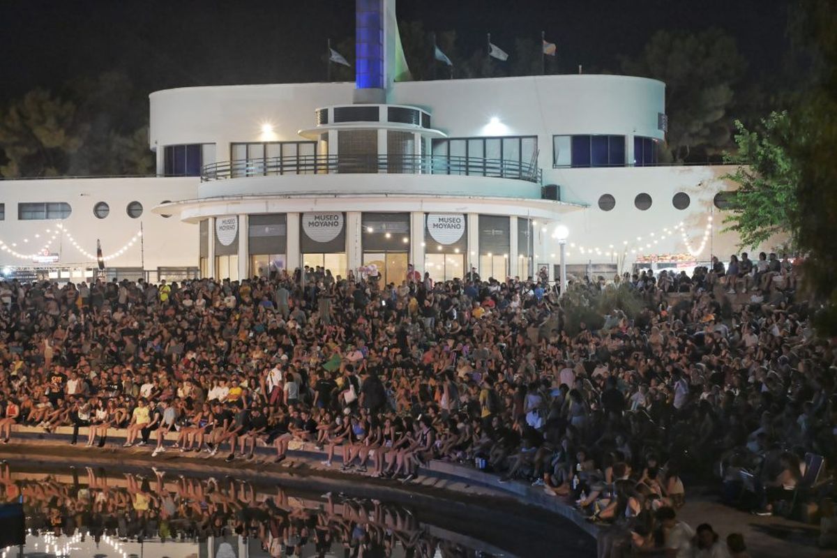 Sobre el predio verde que da al Museo Cornelio Moyano se instala la gente para disfrutar de los festivales esta semana. Sobre el predio verde que da al Museo Cornelio Moyano se instala la gente para disfrutar de los festivales esta semana.