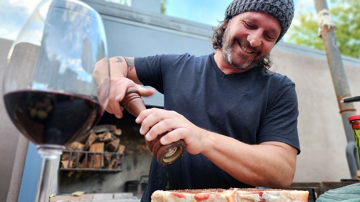El entrevistado ofreció la parrilla de su casa en Chacras para la sesión de fotos. Y aprovechó para despuntar el vicio con una carne asada. El entrevistado ofreció la parrilla de su casa en Chacras para la sesión de fotos. Y aprovechó para despuntar el vicio con una carne asada.
