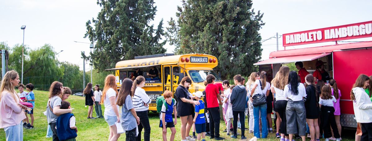 Hubo varios foodtrucks para deleitar a los asistentes. Hubo varios foodtrucks para deleitar a los asistentes.