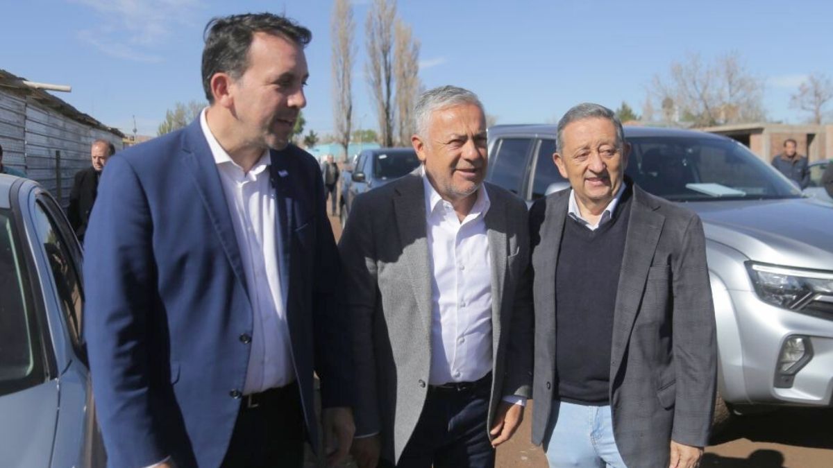 El ministro de Educación, Tadeo García Zalazar, el gobernador Alfredo Cornejo y el intendente de Malargue, Celso Jaque.