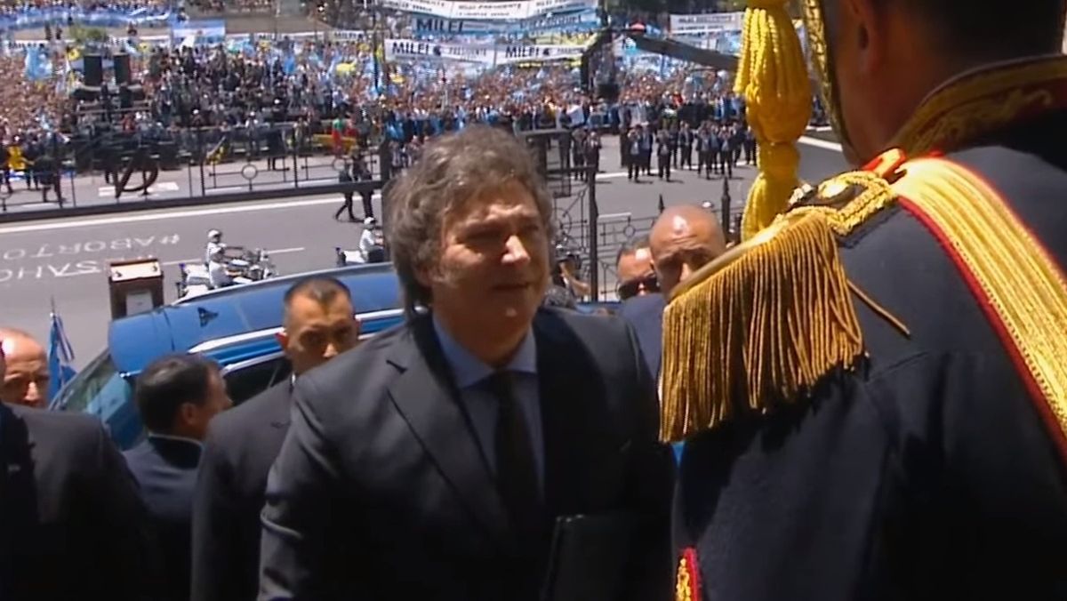 El presidente electo en el momento de ingresar al Congreso. Afuera lo esperaban miles de adeptos. El presidente electo en el momento de ingresar al Congreso. Afuera lo esperaban miles de adeptos.