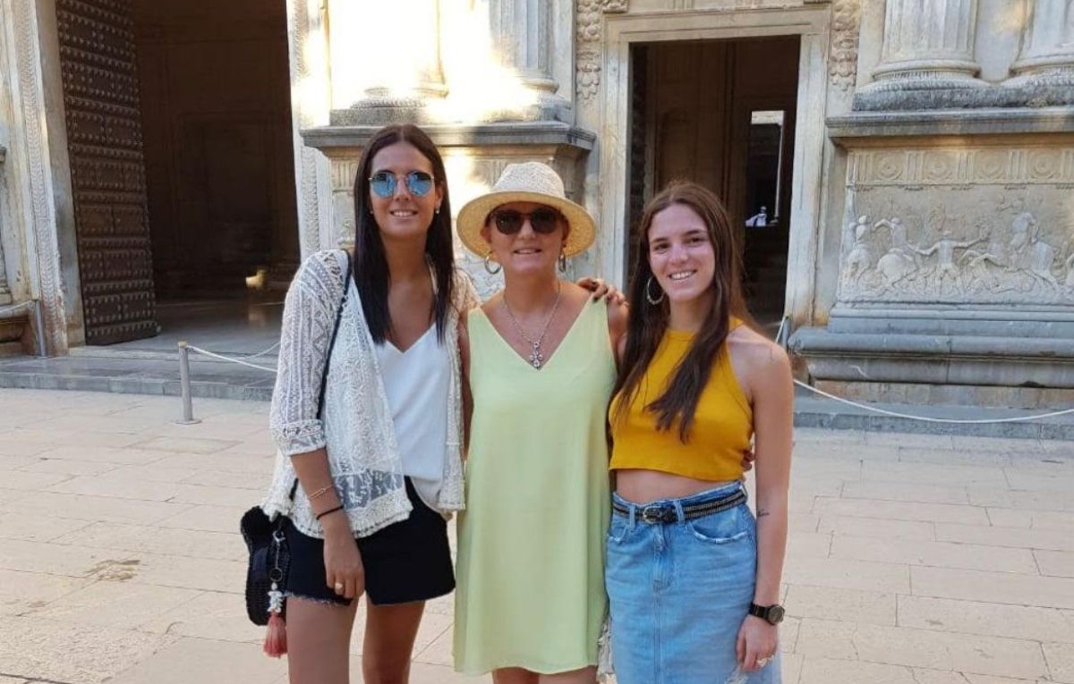 Al centro, Claudia en pleno tratamiento y sin cabello, uno de los duros momentos de atravesar por el cáncer. Al centro, Claudia en pleno tratamiento y sin cabello, uno de los duros momentos de atravesar por el cáncer.
