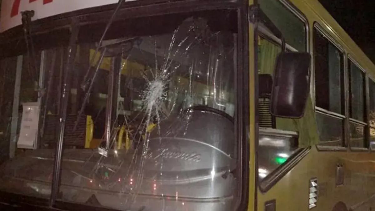 El colectivo sufrió algunos daños importantes luego de que el mecánico golpeó y rompió algunas ventanillas de la unidad en San Miguel
