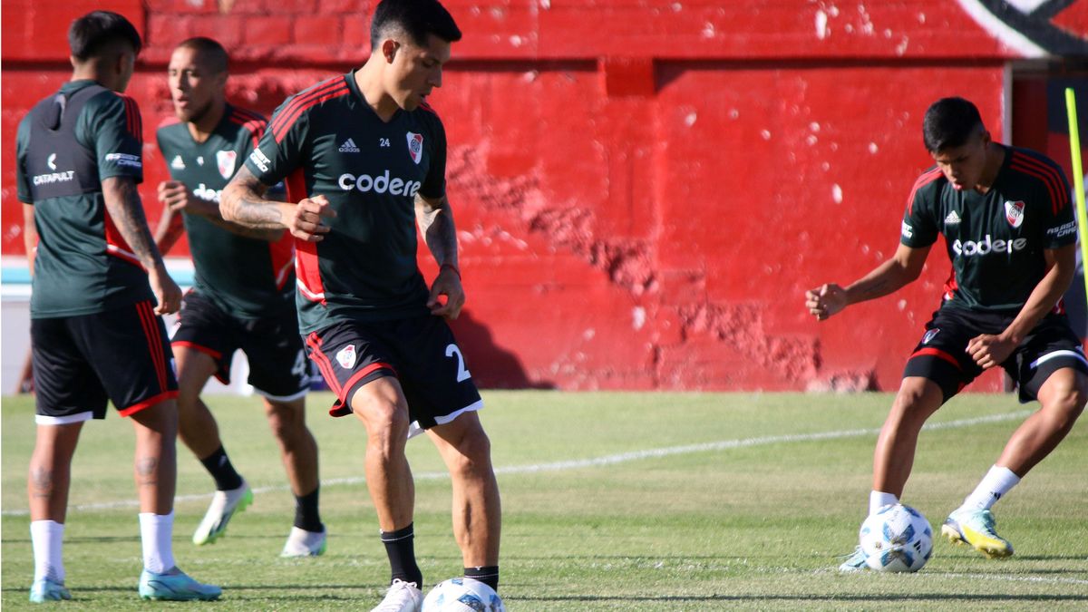 Enzo Pérez entrenó con River en la cancha del Deportivo Maipú.