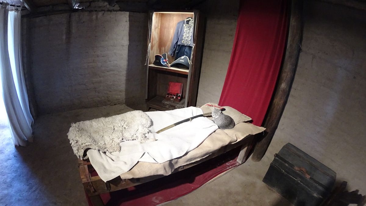 Dormitorio de San Martín. Se conserva una cama y su escritorio donde el general leía y enviaba escritos. Foto: Fernando Martínez/Diario UNO