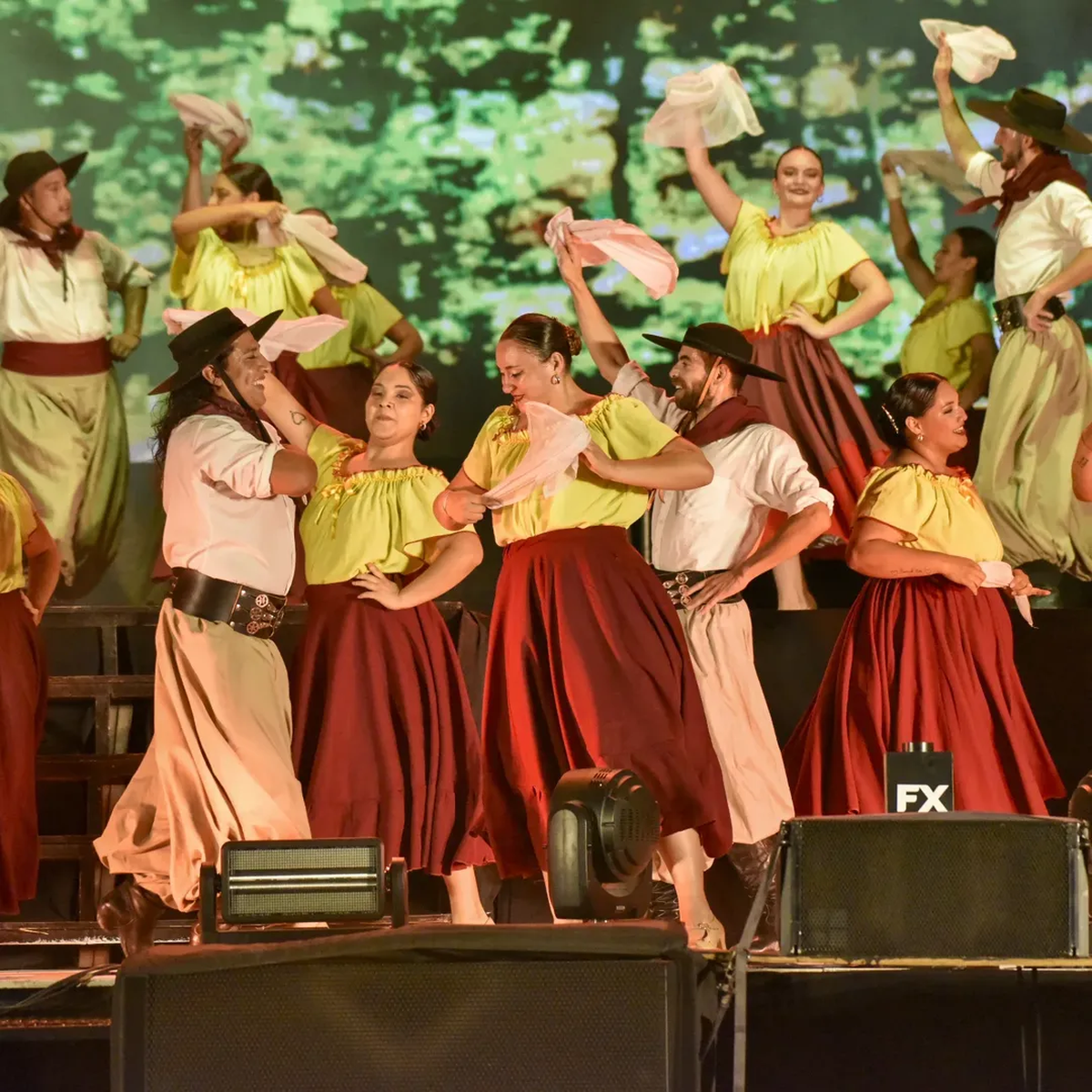 La vendimia de Rivadavia contó con la dirección y participación como bailarina de una reina de mandato cumplido: Florencia Álvarez. La vendimia de Rivadavia contó con la dirección y participación como bailarina de una reina de mandato cumplido: Florencia Álvarez.