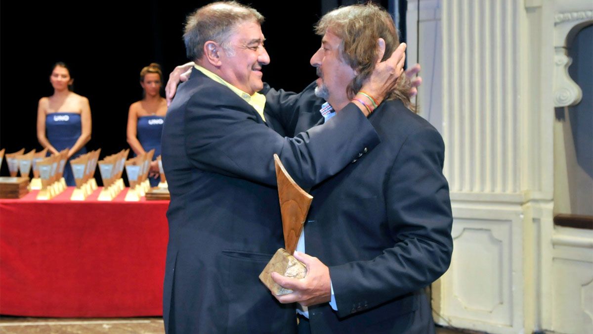 Francisco Pachy Romero abraza a Akvaro.