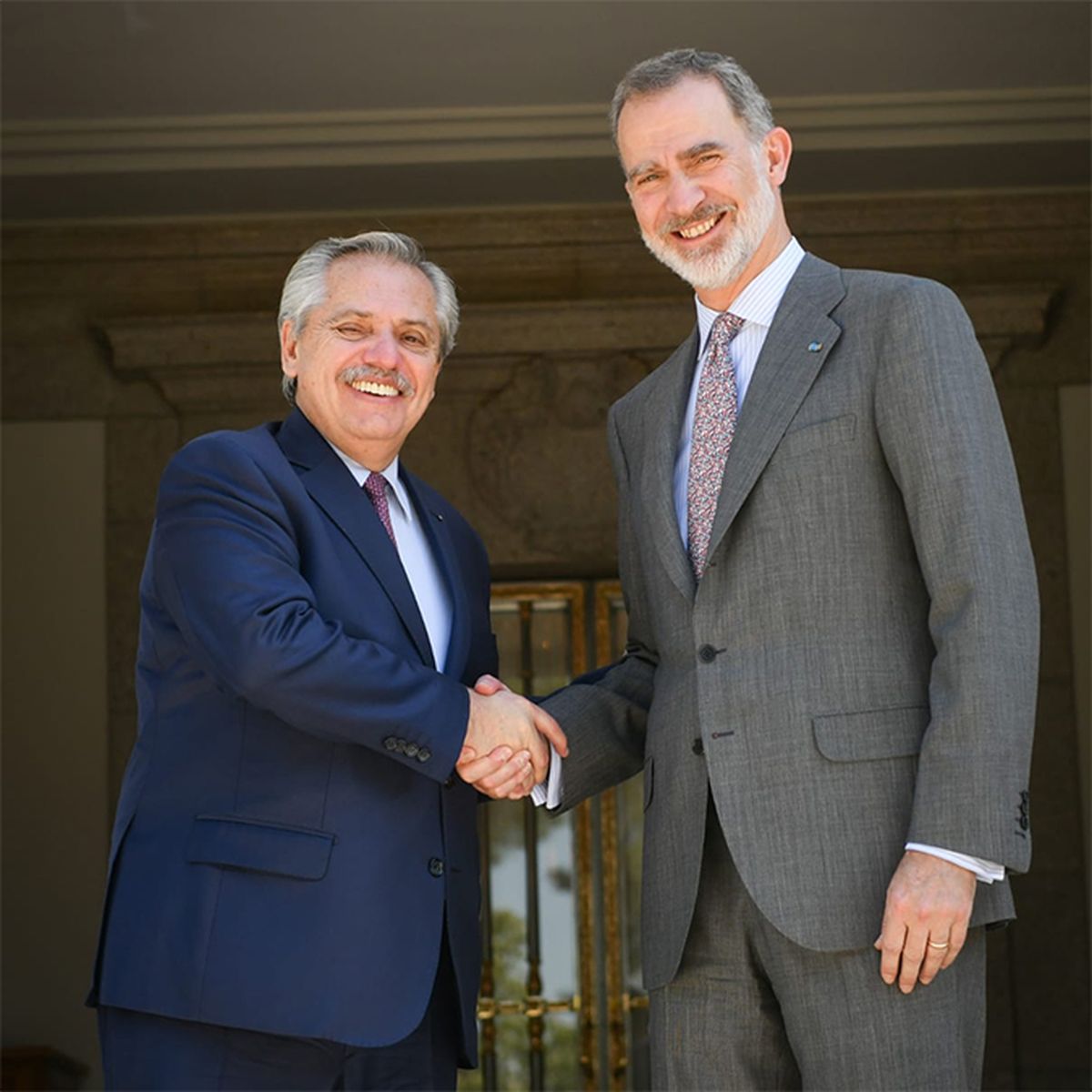 Alberto Fernández junto al rey de España Felipe VI.