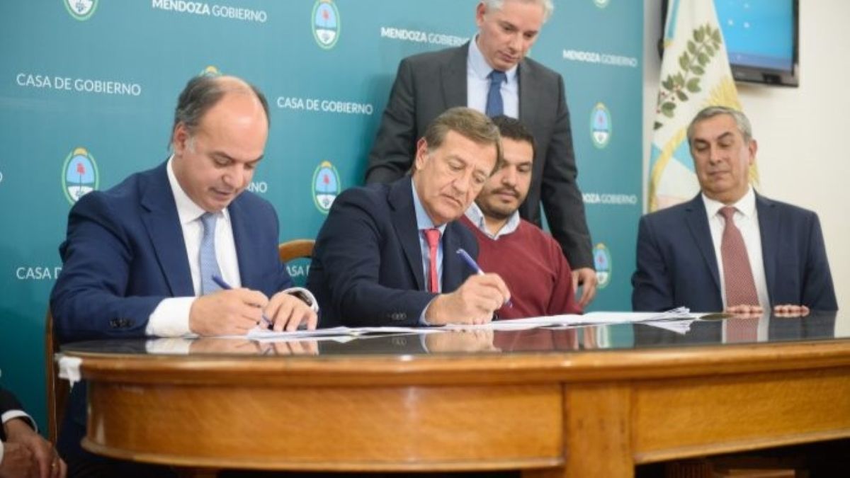 Suarez, en el momento de firmar el acuerdo por PRC.