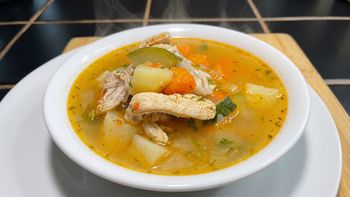 Cómo preparar Caldo de pollo: la receta otoñal con 9 ingredientes reconfortantes y nutritivos Cómo preparar Caldo de pollo: la receta otoñal con 9 ingredientes reconfortantes y nutritivos