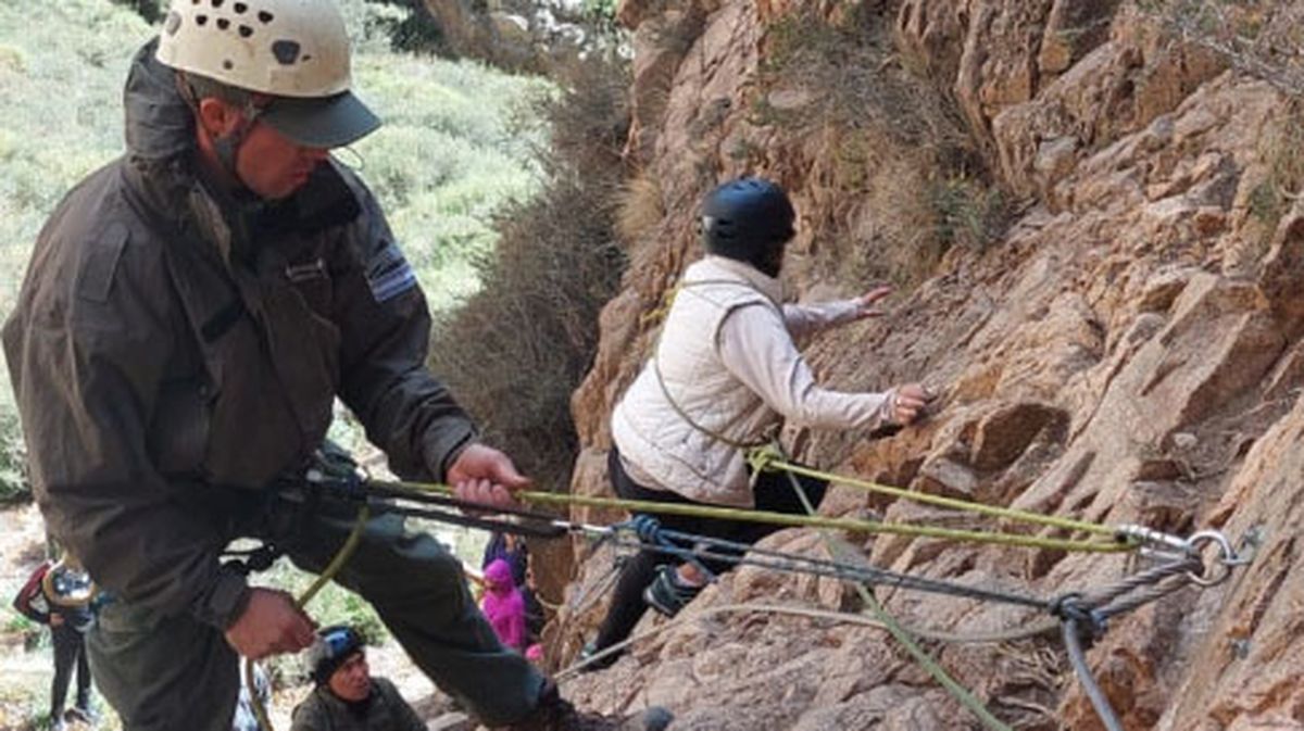 Gendarmería Nacional ayudó a bajar a una mujer que entró en pánico en la cascada del Chorro de la Vieja