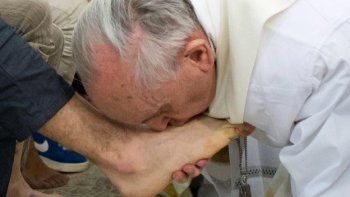 El Papa lavó pies a menores presos en cárcel romana por el Jueves Santo
