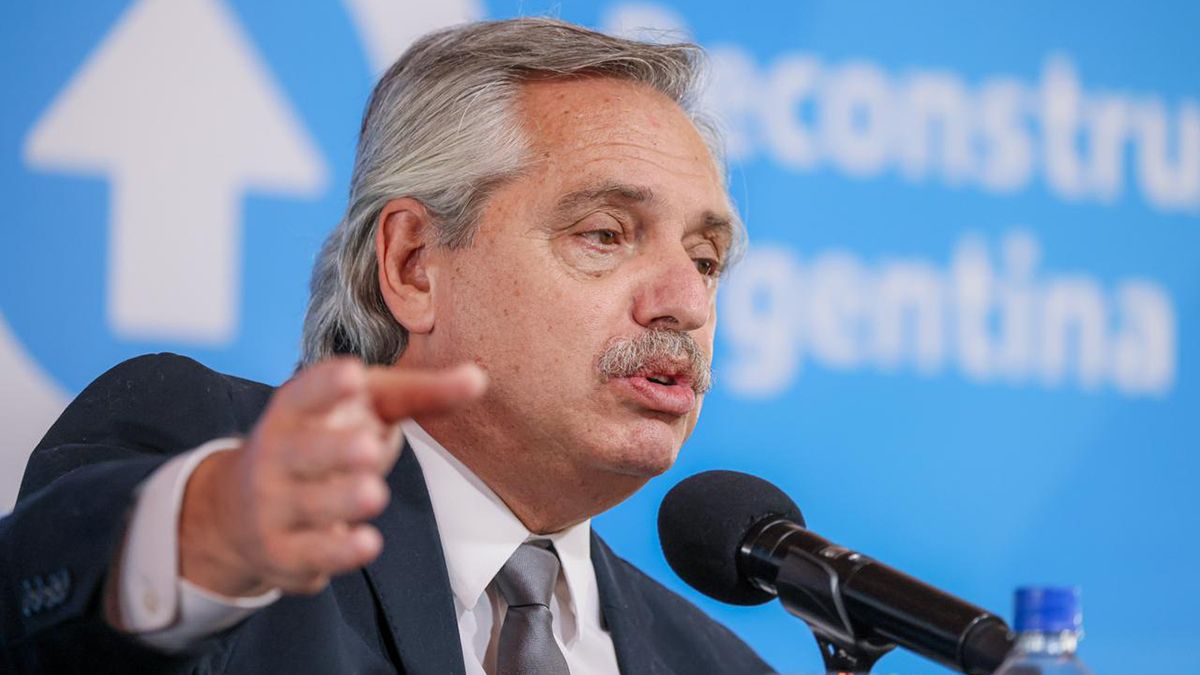 Fernández criticó a los opositores por cuestionar su gestión en la pandemia.