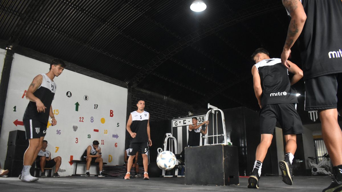 Algo de distensión. Los jugadores de Gimnasia y Esgrima de Mendoza haciendo fútbol-tenis antes de irse a dormir, luego de una exigente jornada de pretemporada. Algo de distensión. Los jugadores de Gimnasia y Esgrima de Mendoza haciendo fútbol-tenis antes de irse a dormir, luego de una exigente jornada de pretemporada.