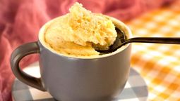 La torta en taza es un tipo de bizcochuelo que tiene una receta facilísima: se prepara en el microondas.