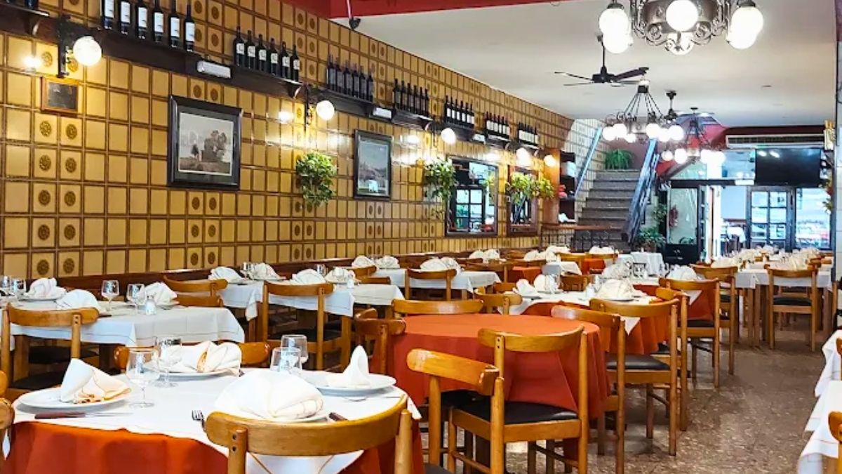 El bodegón tiene mesas para recibir a varios comensales. El bodegón tiene mesas para recibir a varios comensales.