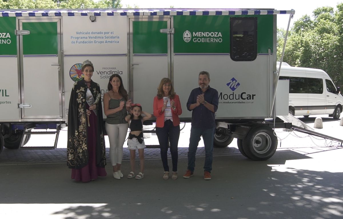 En 2018, el presidente de Fundación Grupo América, Daniel Vila, su esposa Pamela David y Lola Vila junto a la entonces ministra de Salud, Elizabeth Crescitelli, y la reina de la Vendimia, Julieta Lagos.