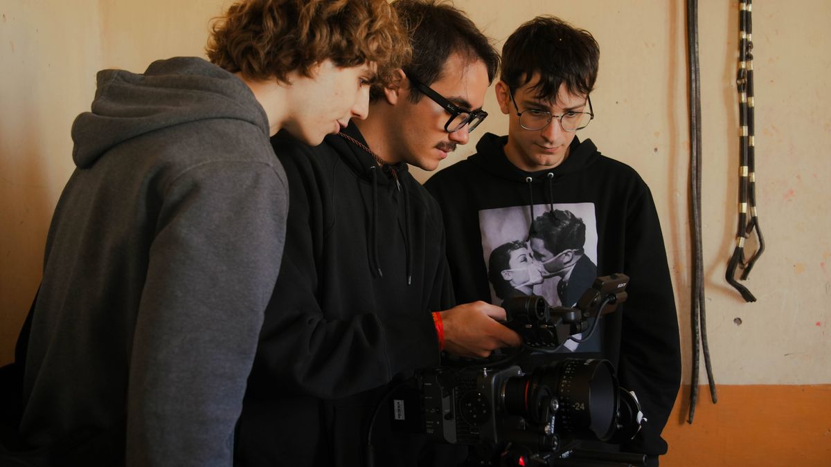Román Ruberti, en el centro, en plena realización de su corto. Román Ruberti, en el centro, en plena realización de su corto.