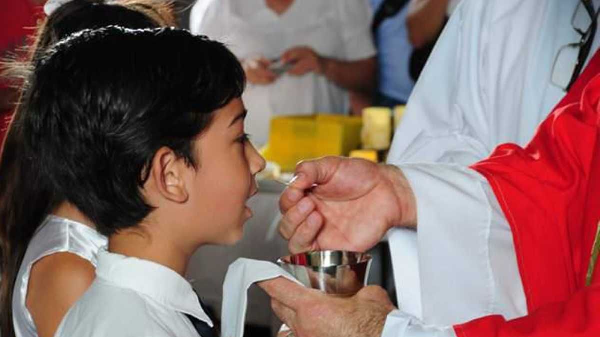 Algunas parroquias usaron las herramientas de la conectividad y pudieron dar la catequesis, y luego respetando protocolos, también darles a los niños la comunión.