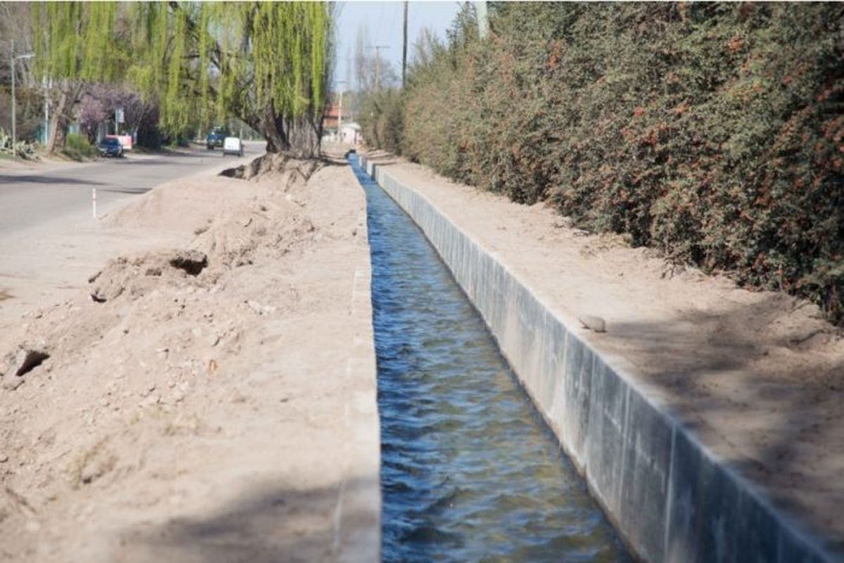 Repararán un caño de riego del Departamento General de Irrigación que está sobre calle Pueyrredón de Chacras de Coria. Imagen ilustrativa. Repararán un caño de riego del Departamento General de Irrigación que está sobre calle Pueyrredón de Chacras de Coria. Imagen ilustrativa.