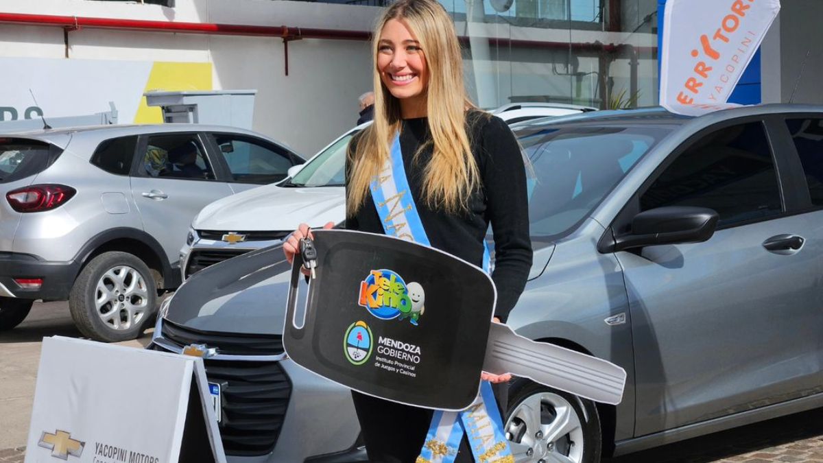La reina nacional de la Vendimia 2024, Agostina Saua, feliz al recibir su auto 0km. La soberana tiene 24 años, es profesora de inglés y llevó por primera vez la corona nacional a la Ciudad de Mendoza.