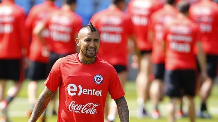 Vidal se entrenó con sus compañeros con vistas al duelo ante la Argentina