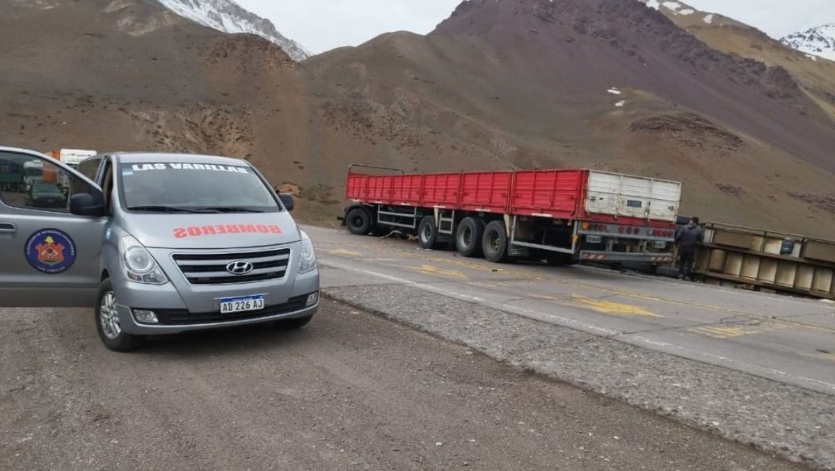 Un grupo de bomberos cordobeses que iba de viaje se detuvo para colaborar. Un grupo de bomberos cordobeses que iba de viaje se detuvo para colaborar.