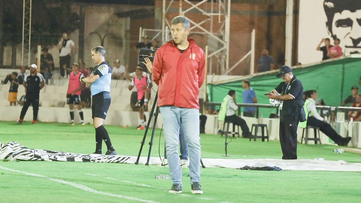 Diego Flores, es el DT de San Martín de Tucumán que buscará llevar a su equipo a la final. Diego Flores, es el DT de San Martín de Tucumán que buscará llevar a su equipo a la final.