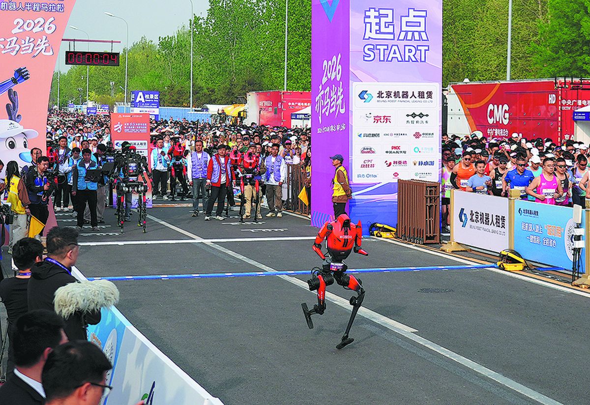 Un robot humanoide compite en la categoría de control remoto el 19 de abril durante la Media Maratón Beijing E-Town 2026. XIE HAN / XINHUA.