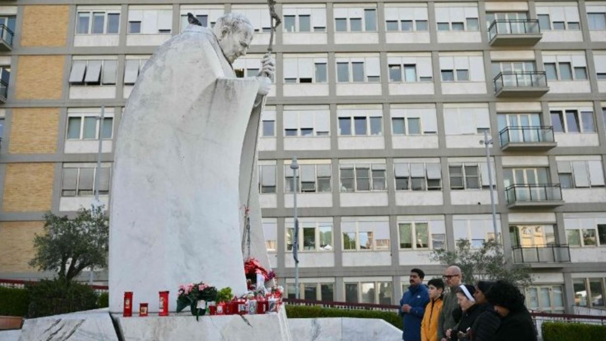 Frente al Sanatorio Universitario Gemelli se renuevan las oraciones pidiendo por la salud de Francisco Frente al Sanatorio Universitario Gemelli se renuevan las oraciones pidiendo por la salud de Francisco