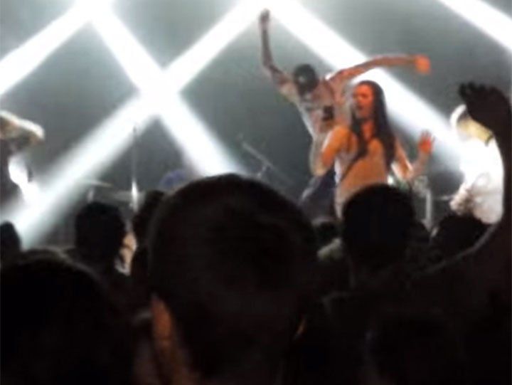 Cantante de punk pateó a una fan en pleno escenario