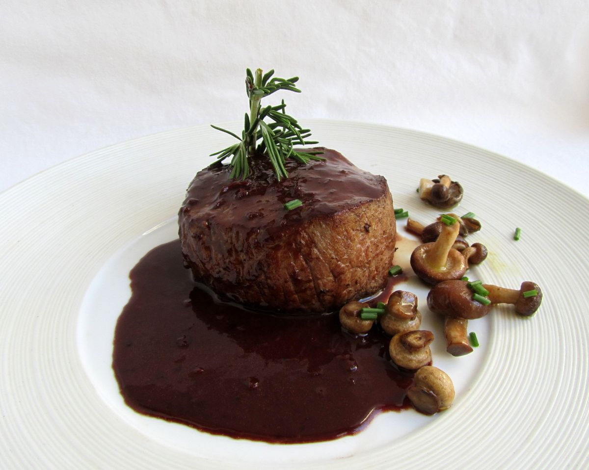 La salsa española acompaña muy bien a las carnes.