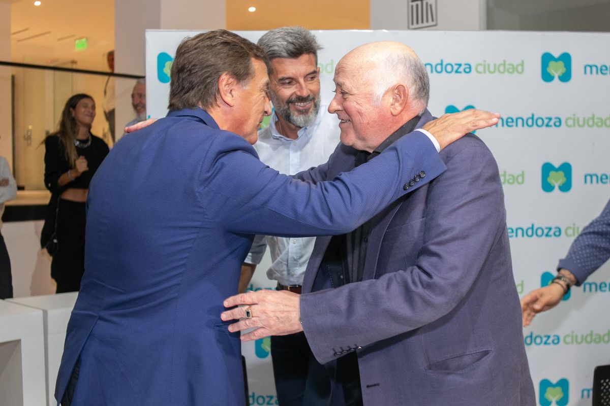 El gobernador y el intendente de la Ciudad, Ulpiano Suarez, felicitaron al autor del libro "Crónicas de Alfonso", del periodista mendocino Roberto Suárez. El gobernador y el intendente de la Ciudad, Ulpiano Suarez, felicitaron al autor del libro "Crónicas de Alfonso", del periodista mendocino Roberto Suárez.