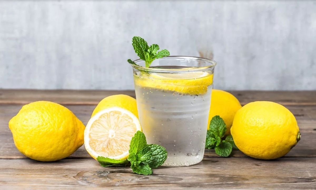 Beneficio de tomar agua con limón. Beneficio de tomar agua con limón.