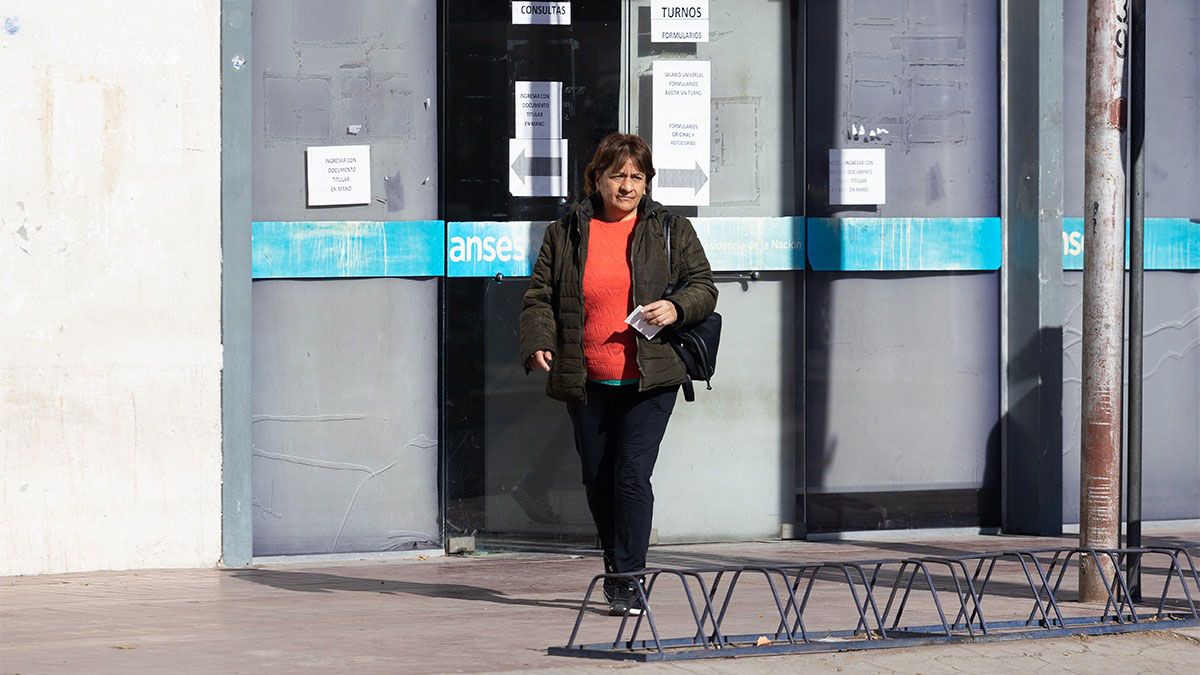 ANSES tiene a su cargo, entre otras tareas: otorgamiento y pago de jubilaciones y pensiones. Pago de Asignaciones Familiares a trabajadores en actividad, desempleados, jubilados y pensionados. Gestión y liquidación de la Prestación por Desempleo. ANSES tiene a su cargo, entre otras tareas: otorgamiento y pago de jubilaciones y pensiones. Pago de Asignaciones Familiares a trabajadores en actividad, desempleados, jubilados y pensionados. Gestión y liquidación de la Prestación por Desempleo.