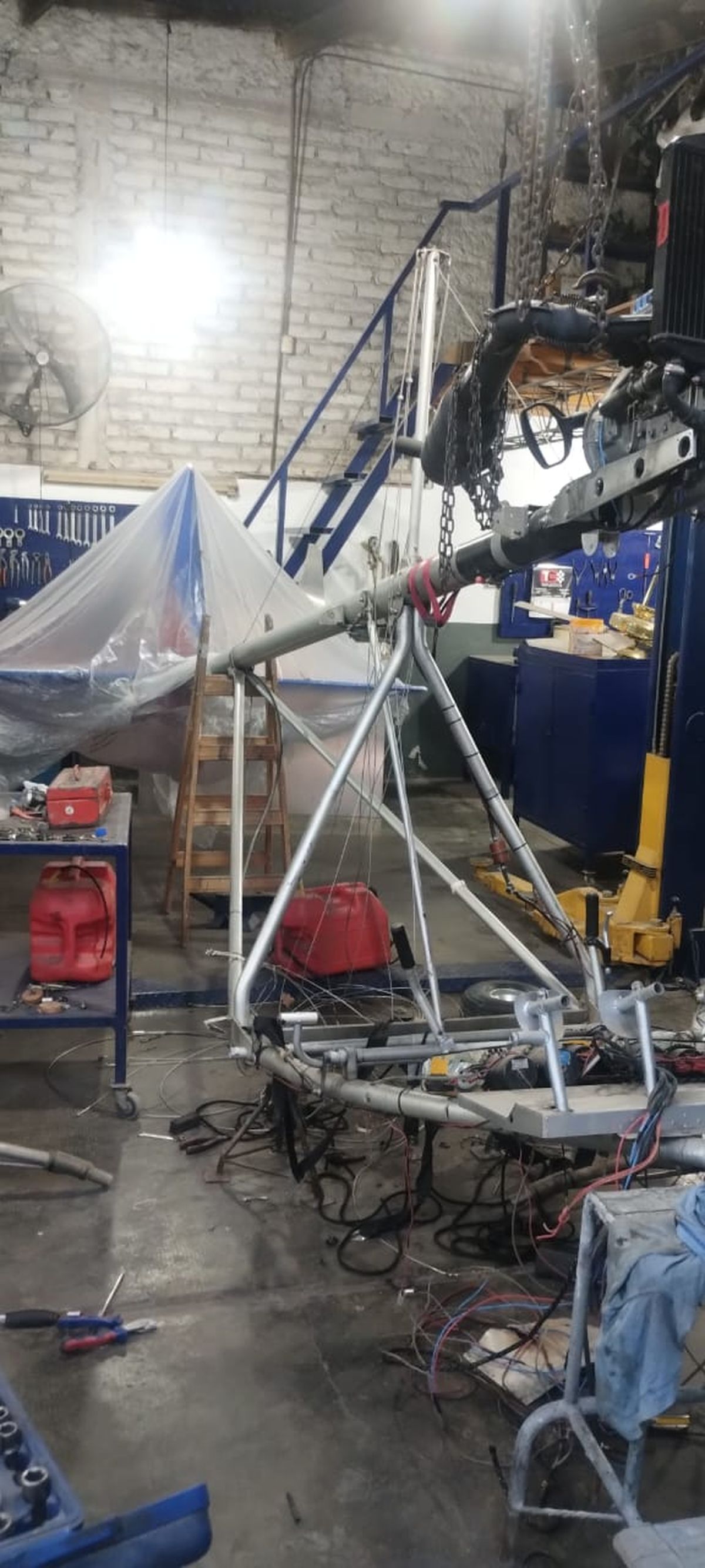 Fotografía que demuestra ante la Justicia que Gustavo Copia reconstruyó el avión durante todos estos años en que ejerció la posesión pacífica y sin reclamos. Gentileza Fotografía que demuestra ante la Justicia que Gustavo Copia reconstruyó el avión durante todos estos años en que ejerció la posesión pacífica y sin reclamos. Gentileza