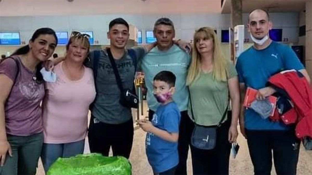 Adrián Morales esta con su linda familia.