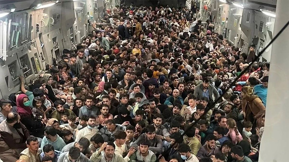La historia del avión que salió con 640 personas de Afganistán