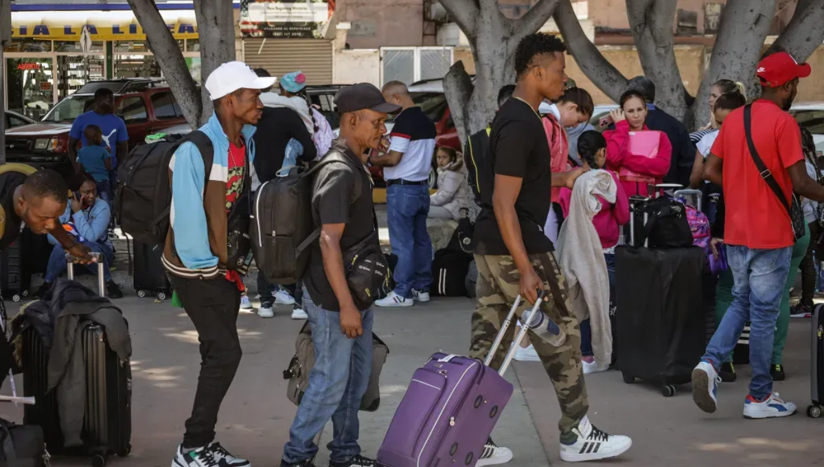 Migrantes que permanecen en una calle en Tijuana en México. Crédito: EFE/ Joebeth Terríquez.