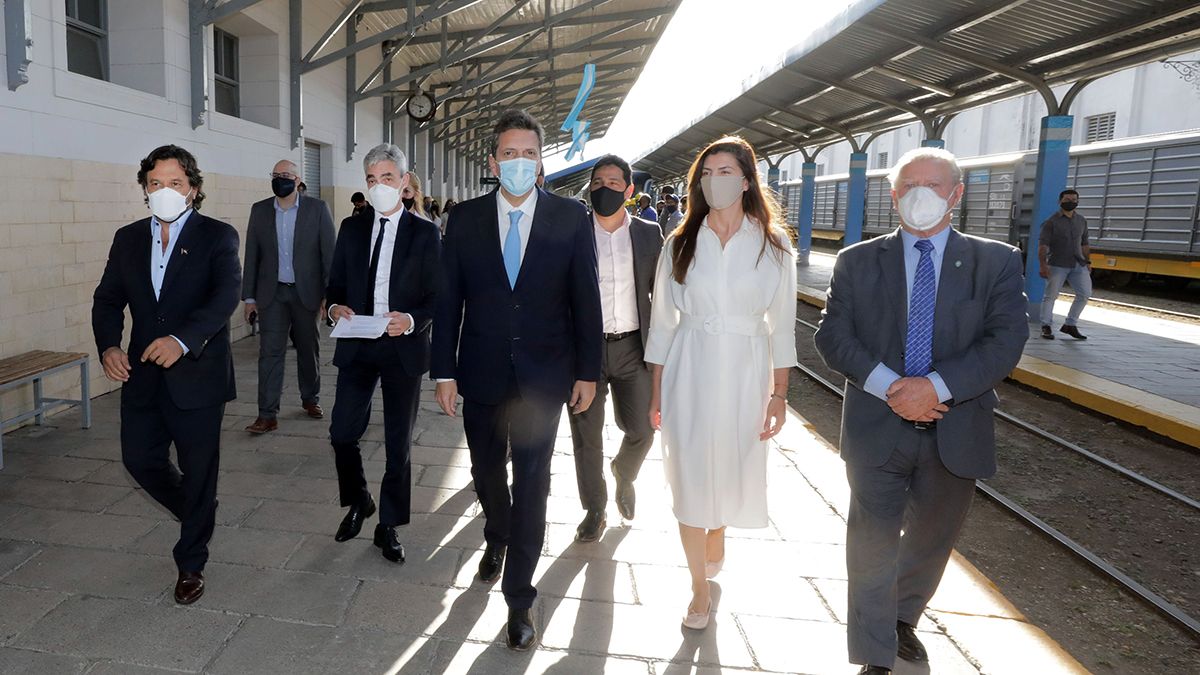 &nbsp;El presidente de la Cámara de Diputados, Sergio Massa, el ministro de transporte, Mario Meoni, y el gobernador Gustavo Sáenz en la firma de convenios por obras ferroviarias.