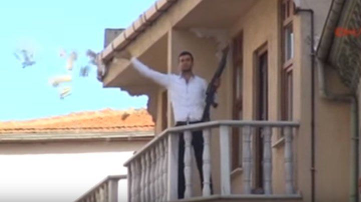 Video: asalta un banco y lanza el dinero a la calle