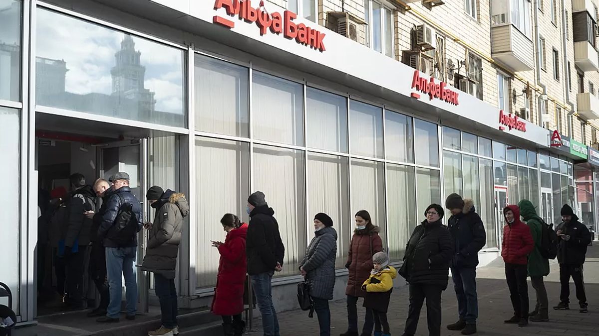 Largas colas en los bancos rusos