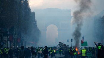 Macron compara los disturbios en Francia con una guerra
