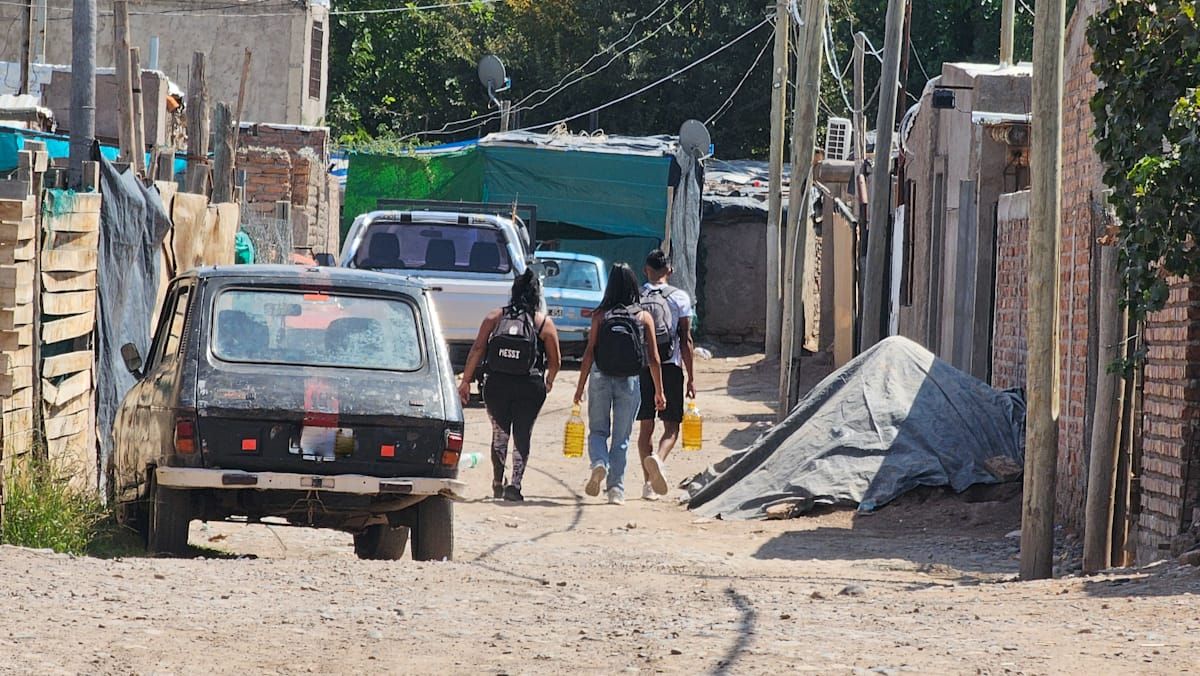 Dos realidades, las mismas problemáticas. Las adicciones son un punto común entre los jóvenes de distintas clases sociales. La capilla Carlo Acutis busca ser un faro para ellos. Dos realidades, las mismas problemáticas. Las adicciones son un punto común entre los jóvenes de distintas clases sociales. La capilla Carlo Acutis busca ser un faro para ellos.