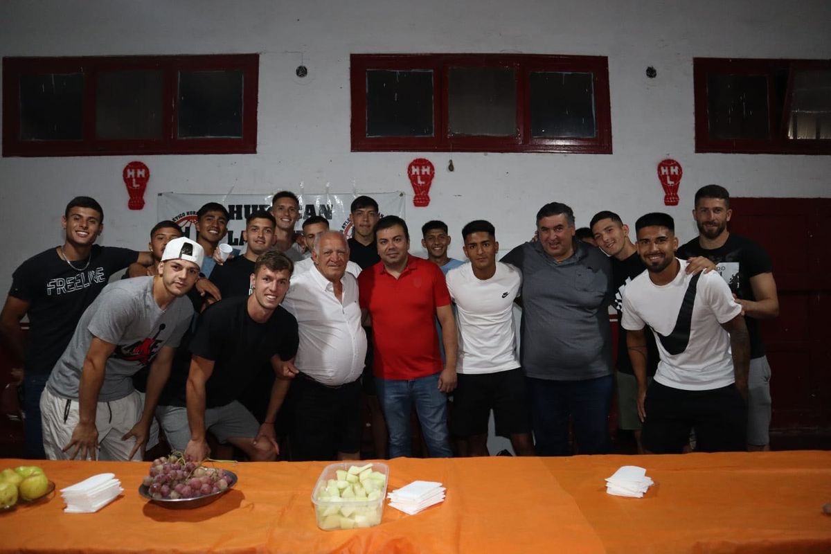 Huracán Las Heras presentó a su plantel y la nueva indumentaria.