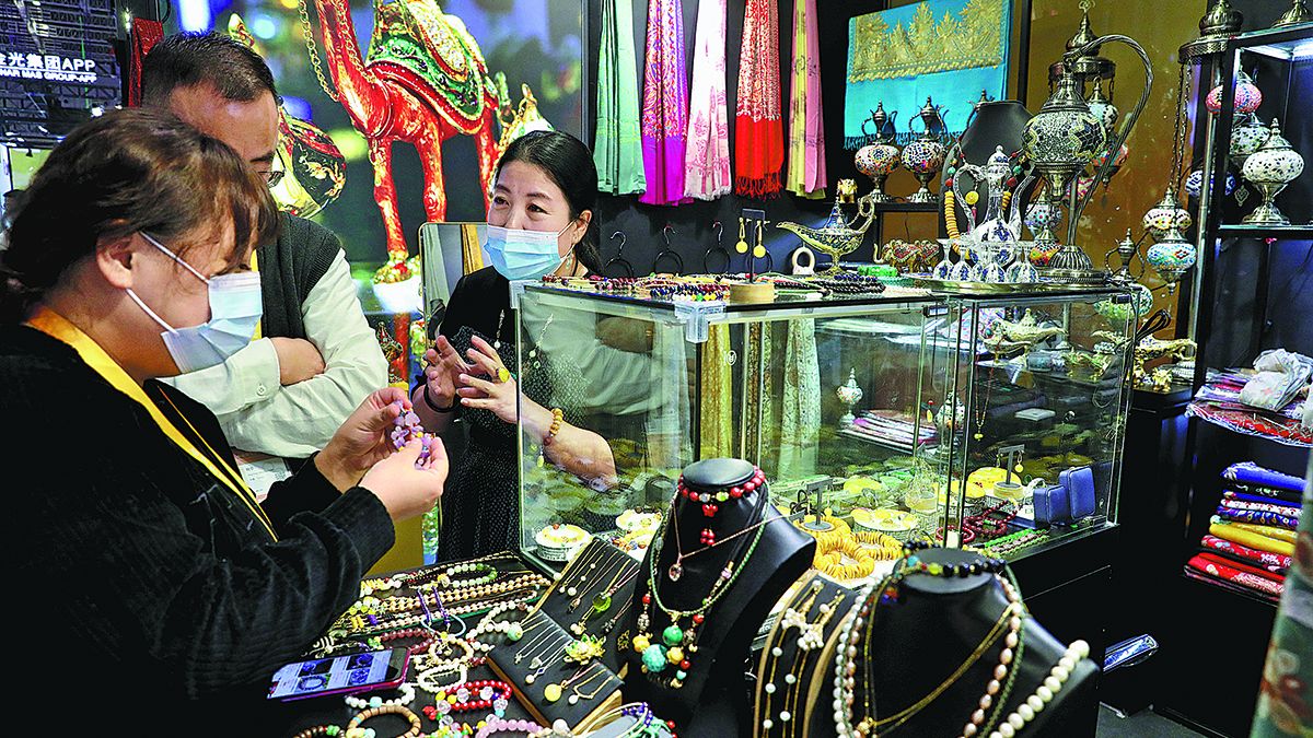Los visitantes examinan joyas de Omán en un puesto en la cuarta Exposición Internacional de Importaciones de China en Shanghai. ZHU XINGXIN / CHINA DIARIO
