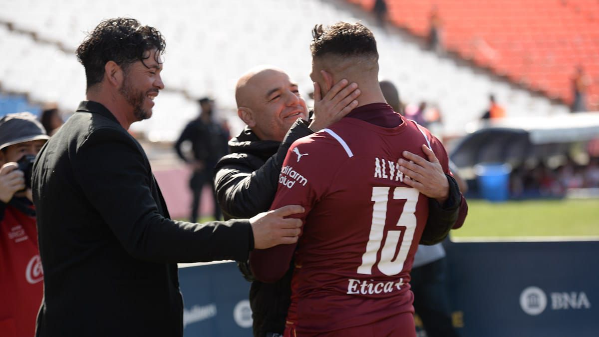 Sergió Gómez y Favio Orsi saludan al arquero de Independiente Älvarez.